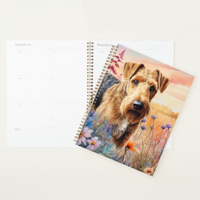 Agenda Cão Airedale Terrier em uma campina de flores silv (Exibição)