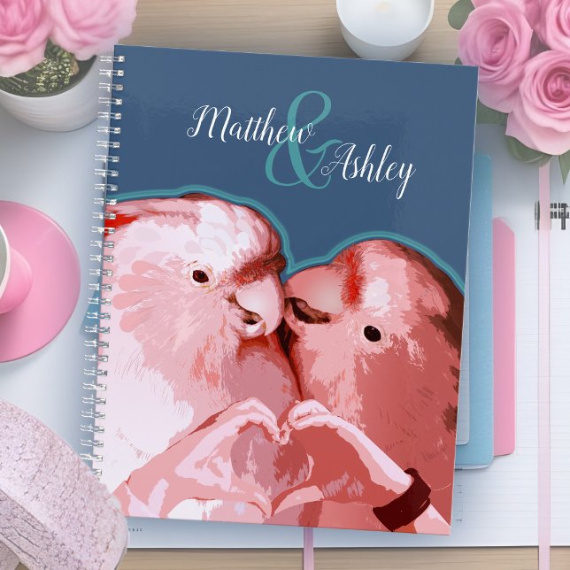Agenda Casamento das Mãos do Coração de Brincadeira Rosa  (Cockatoo sweetheart couple personalized wedding planner, pink and blue pop art parrots love birds)