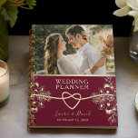 Agenda Casamento de Borgonha Elegante<br><div class="desc">Embarque em sua jornada para a felicidade pairada com nosso cativo planejador de casamento vermelho-burgundy, exuando encanto rústico e talento boêmico. Delicadamente adornado com motins florais e elegância quic moderna, este planejador apresenta um sotaque romântico de corda e um detalhamento intrincado de rendas florais douradas douradas. Completo com um toque...</div>