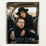 Agenda Casamento de Fotografias Personalizado<br><div class="desc">Planeador de casamento com sua foto favorita na frente e personalizado com seus detalhes em letra chic. O Planejador inclui layouts mensais e semanais,  12 meses,  60 páginas com cobrir laminados de cobrir mole,  frente e verso. ESCOLHA cobrir mole ou duro,  cor da coluna e tamanho ao solicitar.</div>