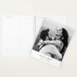 Agenda Casamento de Nomes de Fotografias Manuscritos Mode<br><div class="desc">Moderno e chique,  este lindo planejador de casamento mostra sua foto favorita junto com seus nomes em lindas caligrafias de script,  assim como a data de suas núpcias. Personalize isso para que seja seu e ele certamente coloca um sorriso em seu rosto toda vez que você vê!</div>