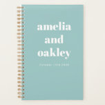 Agenda Casamento Personalizado De Azul Azul Aqua Azul E M<br><div class="desc">Mantenha-se organizado enquanto planeja seu grande dia com este Planejador de Casamentos Personalizados. Apresentando um design moderno minimalista em azul aqua com tipografia ousada, este notebook encadernado em espiral é perfeito para combinar ideias, timelines e listas de tarefas. Com nomes personalizáveis e detalhes de data, ele faz um presente de...</div>