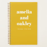 Agenda Casamento Personalizado De Vermelhos Amarelo De Ve<br><div class="desc">Mantenha-se organizado enquanto planeja seu grande dia com este Planejador de Casamentos Personalizados. Apresentando um moderno design minimalista no amarelo de verão com uma tipografia ousada, este notebook encadernado em espiral é perfeito para combinar ideias, cronogramas e listas de tarefas. Com nomes personalizáveis e detalhes de data, ele faz um...</div>