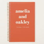 Agenda Casamento Personalizado Laranja Brilhante Minimali<br><div class="desc">Mantenha-se organizado enquanto planeja seu grande dia com este Planejador de Casamentos Personalizados. Apresentando um design moderno minimalista no pôr do sol laranja brilhante com uma tipografia ousada, este notebook encadernado em espiral é perfeito para juntar ideias, timelines e listas de tarefas. Com nomes personalizáveis e detalhes de data, ele...</div>
