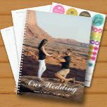 Agenda Casamento Semanal Personalizado<br><div class="desc">Planeador de casamento com sua foto favorita na frente - personalizado com seus detalhes em letra chic. O Planejador inclui layouts mensais e semanais,  12 meses,  60 páginas com cobrir laminados de cobrir mole,  frente e verso.</div>