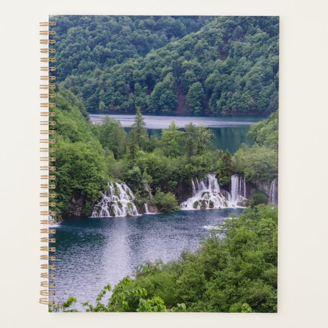Agenda Cascata em cascata com floresta verde na Croácia (Frente)