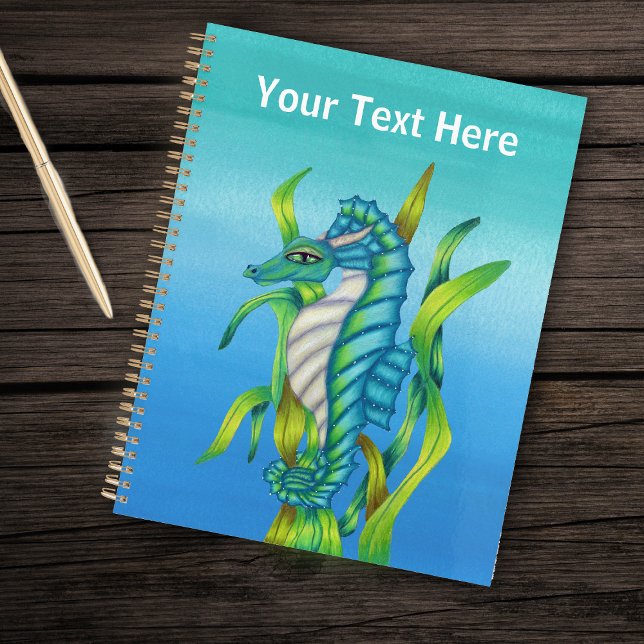 Agenda Cavalo-da-fantasia com cavalos dragões em azul-alg (Fantasy seahorse with horns in blues and greens in seaweed on shades of blue planner.)