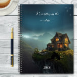 Agenda Celestial Fantasy com Gatos<br><div class="desc">Planeador com uma cena de fantasia mágica com uma velha casa romântica e dois gatos olhando para os céus para ver o que está planejado para este ano.</div>