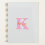 Agenda Chá de Noiva Casamento Rosa Laranja Cinza Claro<br><div class="desc">Inicial e nome monogramados com cores rosa e laranja em fundo cinza claro,  podendo alterar as cores se desejar. Ótima ideia de presente ou lembrança para escola,  faculdade,  formatura,  etc. ou eventos como casamentos,  chá de noiva,  chá de bebê,  etc.!</div>