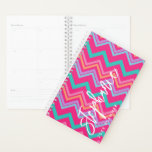 Agenda Chevron Patterno name 6 fotos de volta rosa quente<br><div class="desc">Um design com um fundo de fevão cor-de-rosa-quente e colorido de escala superior. Use até seis fotos quadradas para criar um presente exclusivo e pessoal. Se precisar ajustar as fotos,  clique na ferramenta personalizar para fazer alterações.</div>