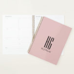Agenda Chic Monographic Name Modern Dusty Pink<br><div class="desc">Monograma Chic Nome inicial Planador Rosa Rosa Blush Moderno Dusty Dusty projetado pela Life on Memory Lane. Design com dois monogramas iniciais e texto de nome de escritura. Personalize com suas iniciais e nome do monograma. Convidamos você a visitar nossa loja Zazzle, Life on Memory Lane, nossa loja para produtos,...</div>