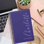 Agenda Chic Simples Roxo Personalizado<br><div class="desc">Quic, moderno, simples e personalizado planejador roxo. Design apresenta seu nome na caligrafia de script de tendência posicionada lateralmente para o planejador de ano à direita no canto inferior direito. Este belo planejador ou livro de compromisso fará um fabuloso acessório para o seu escritório, escola ou escritório doméstico. Personalize com...</div>