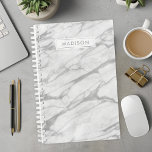 Agenda Cinza e Nome Personalizado do Marble Branco<br><div class="desc">Mantenha-se organizado com esta elegante cinza e um planejador personalizado de nome de mármore branco. Perfeito para mulheres que amam designs sofisticados e modernos, este planejador combina a estética do mármore eterno com funcionalidade prática. O padrão chic marble e o nome personalizado adicionam um toque de luxo ao seu planejamento...</div>