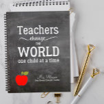 Agenda Citação de maçã vermelha e seu professor de quadro<br><div class="desc">Planeador personalizado de professores com maçã vermelha e roteiro inspiracional de tipografia branca,  citam "Professores mudam o mundo uma criança de cada vez" em um fundo de quadro. Personalize com o nome e o texto do seu professor!</div>