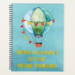 Agenda Citação Inspiratonal do Professor Estudante<br><div class="desc">Mantenha-se inspirado nesta citação motivacional e inspiradora: O dia a dia é uma aventura tão alta e voando para novas alturas. Arte colorida com aquarela apresentando um balão de ar quente pronto para viagem para novos destinos. Fonte moderna.</div>