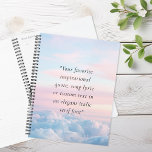 Agenda Citação Personalizada Minimalista Moderna Elegante<br><div class="desc">Crie seu próprio notebook personalizado do planejador de cotações. Apresenta seu texto personalizado em uma elegante serifpografia itálica minimalista com nuvens de sol</div>