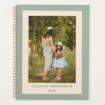 Agenda Cobrir de Fotografia Personalizado com Borda Verde<br><div class="desc">Este planejador personalizado não classificado apresenta um quadro fotográfico centralizado, delimitado por verde de sábio suave, com texto personalizável para nome e ano. Perfeito para organizar a vida no seu próprio ritmo, esse layout flexível é ideal para mães, estudantes ou profissionais que amam um toque pessoal com uma estética calma...</div>