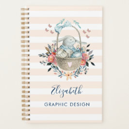 Agenda Coelhinho bonito em uma cesta com ovos e flores Bo