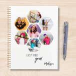Agenda Colagem de Fotografias Múltiplas APENAS SEJA O Nom<br><div class="desc">Várias Colagens de Fotografias APENAS BEE VOCÊ Personalizou Name Planner apresenta uma colagem de fotografias das suas fotografias favoritas em forma de hexágono. Personalizado com o seu nome e o texto "Basta BEE você!" em um roteiro branco moderno. Perfeito para o aniversário, Natal, Dia de as mães, Dia de os...</div>
