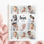 Agenda Colagem de Fotos Simples e Chic | Amor com Coração<br><div class="desc">Este planejador de 2023, preto e branco, apresenta uma grade de fotos com onze de suas fotos pessoais, e a moderna tipografia moderna de tendências que diz "Amor". Há também um coraçãozinho elegante com um olhar falho de ouro rosa. Um presente simples, minimalista, mas absolutamente na moda para sua mãe,...</div>