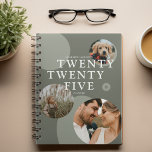 Agenda Colagem de Fotos Trendy Abstrato 2025<br><div class="desc">Crie seu planejador personalizado para 2025. Design apresenta uma colagem de fotos abstrato com 3 fotos de sua escolha,  formas circulares,  o ano em letra e nome.</div>