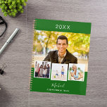 Agenda Colagem de fotos verde Emerald 2025<br><div class="desc">Crie sua própria colagem de fotos exclusiva. Use quatro,  quatro da sua foto favorita. Personalizar e um ano,  nome e texto. Um fundo verde esmeraldo,  texto branco.</div>