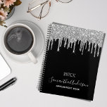 Agenda Colírio prateado preto pinga 2025<br><div class="desc">Um fundo preto chic com brilho sujo de prata, pingando tinta. Personalize e adicione um ano, nome e título. O nome é escrito com um moderno estilo escrito à mão com traços. Perfeito para a escola, o trabalho ou a organização da sua vida pessoal/familiar. Para manter as hastes, exclua apenas...</div>