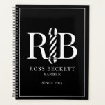 Agenda Compromisso Branco Preto Barber Pole Barber<br><div class="desc">Um único planejador de nomeação de barbeiro preto e branco ou calendário com iniciais de barbeiros e símbolo de polo de barbeiro do comércio. Um belo estilo monográfico para um cabeleireiro e barbeiro. Basta adicionar suas próprias iniciais. Se você quiser alterar a cor das iniciais ou da fonte, clique em...</div>