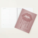 Agenda Compromisso de Ativação de Lábios de Dissipação de<br><div class="desc">Lábios Brilhantes de Discagem Dourada do rosa Bloco de Notas do Planejador de Compromissos de Comutação com pinceladas de moda cor-de-rosa/rosa dourada pingando em um plano de fundo chic com seus detalhes e nome personalizados. Projetado por Cedar e String. Perfeito para sua estética de luxo e estilo de vida chique....</div>