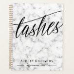 Agenda Compromisso de Lashes de Ângulo Preto e Marble<br><div class="desc">Planeador espiral em chinês ou livro de marcação para um artista de barra com chicotadas escritas em um roteiro preto sobre um fundo de mármore em branco e cinza. Adicione seu nome em letras negras elegantes.</div>