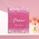 Agenda Compromisso do nome da lente azul rosa 2025<br><div class="desc">Fundo cor-de-rosa,  decorado com poeira brilhante pincelada. Personalize e adicione um ano e nome. Cartas brancas.</div>