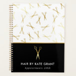 Agenda Compromisso Salão de Stylist de Cabelo de Tesoura<br><div class="desc">Livro de compromisso de cabelos quentes com um padrão de tesoura falsa de ouro e um design em branco,  preto e ouro falso. Adicione seu nome e o ano.</div>