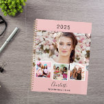 Agenda Compromissos de colagem de fotos a rosa-claro 2025<br><div class="desc">Crie sua própria colagem de fotos exclusiva. Use quatro,  quatro da sua foto favorita. Personalizar e um ano,  nome e texto. Um fundo cor-de-rosa pincelado,  texto preto.</div>