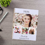 Agenda compromissos de colagem de fotos em lavanda 2025<br><div class="desc">Crie sua própria colagem de fotos exclusiva. Use quatro,  quatro da sua foto favorita. Personalizar e um ano,  nome e texto. Uma lavanda,  fundo colorido violeta,  texto preto.</div>