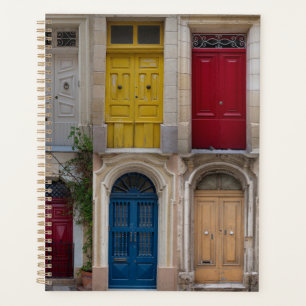 Agenda Conjunto de portas frontais coloridas em Malta