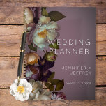 Agenda Convite de casamento Moderno Floral Mauve Moody Da<br><div class="desc">Este design do planejador de casamento apresenta um buquê macio e solto, de cor rosa-mave empoeirado, branco-creme, cor-de-rosa-rosa, e flores amarelas brandas e verde botânico, sobre um fundo preto branco-claro-claro-branco e preto-branco-macio. É delicado e elegante; moderno, mas com uma sensação de safra. Criada pela Simply Farmhouse Press, faz parte da...</div>