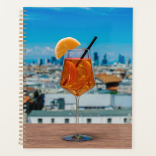 Agenda Coquetel Spritz numa mesa com vista a Milão