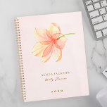 Agenda Cor-de-água elegante moderna, cor-de-rosa floral<br><div class="desc">Flor rosa e belo, pintada à mão, em um fazer de fundo de aquarela lavado com pincel claro, um moderno e sofisticado nome feminino planejador personalizado com um estilo mínimo de script de tipografia. Ideal para designers de paisagens, floristas, maquiadores, cosmetologistas, estilistas pessoais, hairstylists, especialistas em beleza, técnicos de unhas,...</div>