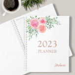 Agenda Cor-de-rosa<br><div class="desc">Este planejador feminino é decorado com um buquê de cor d'água de rosas e folhagem em tons de rosa, pincel e verde. Facilmente personalizável com o ano e o seu nome. Use a Ferramenta Design para alterar o tamanho, o estilo ou a cor do texto. À medida que criamos a...</div>