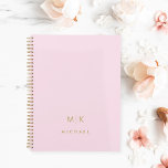 Agenda Cor-de-rosa e Dourado | Monograma moderno<br><div class="desc">Este design do planejador moderno apresenta um fundo cor-de-rosa esbranquiçado,  com suas iniciais em negrito texto dourado para uma aparência simples e chique.</div>