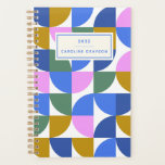 Agenda Cor-de-rosa Moderno Formas Geométricas Azul Roxo<br><div class="desc">Um estilo geométrico de retrô divertido em forma de meio século moderno em tons de cor bonitos de azul,  mostarda,  verde e violeta. Personalize-o com o seu nome. ideia de presente de excelente.</div>