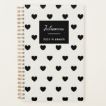 Agenda Corações Brancos Simples e Bonitos Personalizados<br><div class="desc">Adicione um toque de charme ao seu planejamento com este planejador simples e giro 2025, com um padrão lúdico de corações preto e branco. O design minimalista cria um olhar limpo e moderno enquanto os adoráveis detalhes cardíacos trazem uma sensação divertida e caprichosa. Personalize-o com o seu nome para torná-lo...</div>