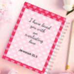 Agenda Corações Cor-de-Rosa Bonitos Cristão-de-Fundo<br><div class="desc">Christian Planner com a citação "Eu te amei com um amor eterno". Enfie sua jornada de fé com nosso Adorável Planador Cristão de Fundo do Coração. Organize-se com amor,  guiado pela Escritura,  por devotos,  e por um design de coração. Elevem sua espiritualidade enquanto se organizam. Compre hoje.</div>