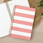 Agenda Coral Personalizado e Faixa Branca<br><div class="desc">O planejador personalizado chic apresenta faixas brancas e cor-de-rosa de pêssego largas com seu nome ou monograma em letras brancas elegantes. Personalize com o ano no fundo.</div>