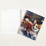 Agenda Corgi Christmas Fesason Season<br><div class="desc">Prepare-se para celebrar o feriado com o nosso charmoso Design cênico de Natal do Cão! Este delicioso produto apresenta adoráveis companheiros caninos rodando em meio a uma terra maravilhosa do inverno, adornada com luzes cintilantes, holly, e ornamentos festivos. Seu coração derreterá enquanto você testemunha cachorros vestidos com chapéus de Papai...</div>