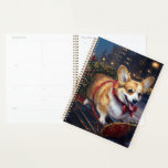 Agenda Corgi Christmas Fesason Season<br><div class="desc">Prepare-se para celebrar o feriado com o nosso charmoso Design cênico de Natal do Cão! Este delicioso produto apresenta adoráveis companheiros caninos rodando em meio a uma terra maravilhosa do inverno, adornada com luzes cintilantes, holly, e ornamentos festivos. Seu coração derreterá enquanto você testemunha cachorros vestidos com chapéus de Papai...</div>