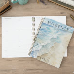 Agenda Costa Costeira da Praia Moderna<br><div class="desc">Este simples design apresenta uma maré suave que se lava suavemente em uma praia de areia. Perfeito para o amante da praia. Criado pela imprensa simplesmente de farmácia.</div>