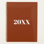 Agenda Costume de tipografia moderna minimalista do terra<br><div class="desc">Terracotta minimalista e tipografia moderna branca personalizada Planner elegante simples. Texto serif branco personalizado,  fundo plano sólido de terracota. Você pode personalizá-lo com seu nome,  iniciais,  ano,  etc ou simplesmente excluir o texto,  e deixar a cor preta sólida.</div>