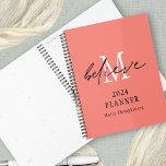 Agenda Crente Script 2024 Monograma Nome Inicial Coral<br><div class="desc">Acredite no Script 2024 Monograma Nome Inicial Coral. Mantenha-se organizado para o ano que vem com este design inspirador com uma palavra encorajadora, Acredite, em um roteiro informal sobre o seu começo em branco sobre um fundo cor-de-rosa rosa. Personalize com o ano e seu nome. Uma cor de coral correspondente...</div>