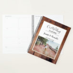 Agenda Crie seu próprio casamento de fotos de madeira rus<br><div class="desc">Foto de casamento do celeiro russo Planner. Adicione sua própria foto,  texto e nomes e crie um planejador de casamento muito pessoal.</div>